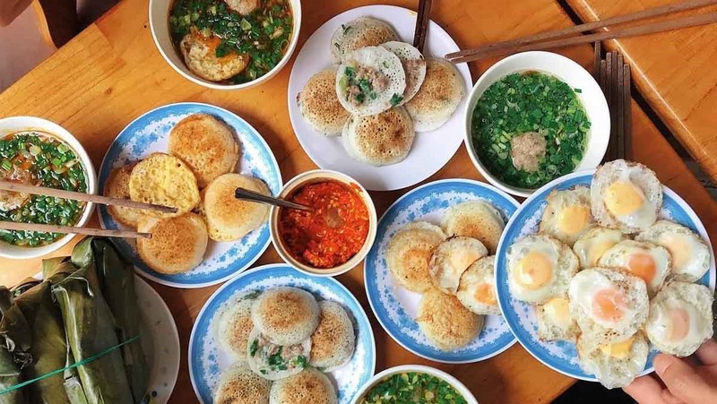 Những chiếc bánh nhỏ xinh, nóng hổi, vàng ươm, được đổ trong khuôn đất nung tạo nên hương vị thơm ngon khó cưỡng.
