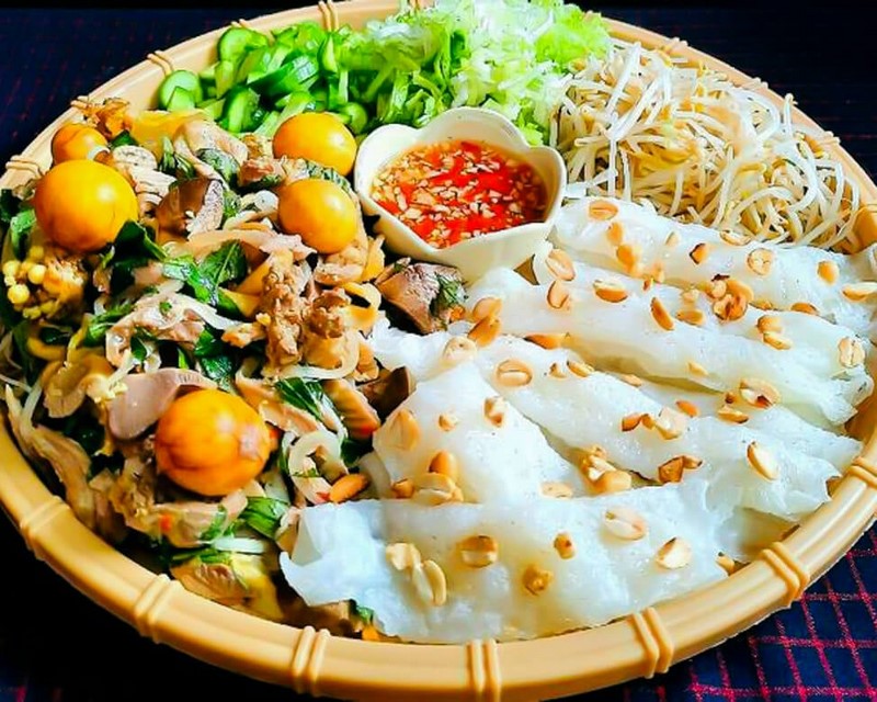 Bánh ướt lòng gà là một trong những đặc sản nổi tiếng của Đà Lạt, thu hút thực khách bởi sự kết hợp độc đáo giữa bánh ướt mềm mịn và lòng gà béo ngậy