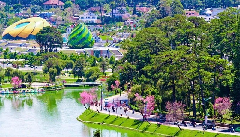 Hồ Xuân Hương nằm ngay trung tâm Đà Lạt, được mệnh danh là “trái tim” của thành phố sương mù.