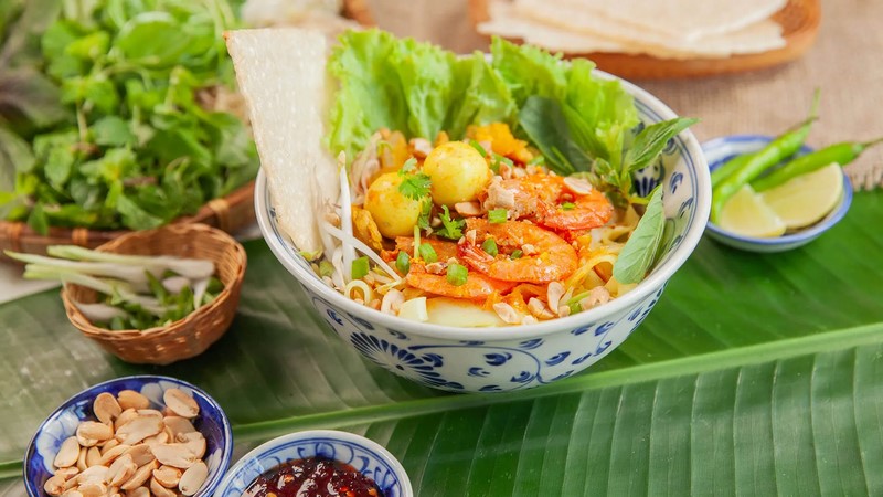 Mì Quảng Đà Nẵng – tinh hoa ẩm thực miền Trung với sợi mì dai mềm, nước dùng đậm đà