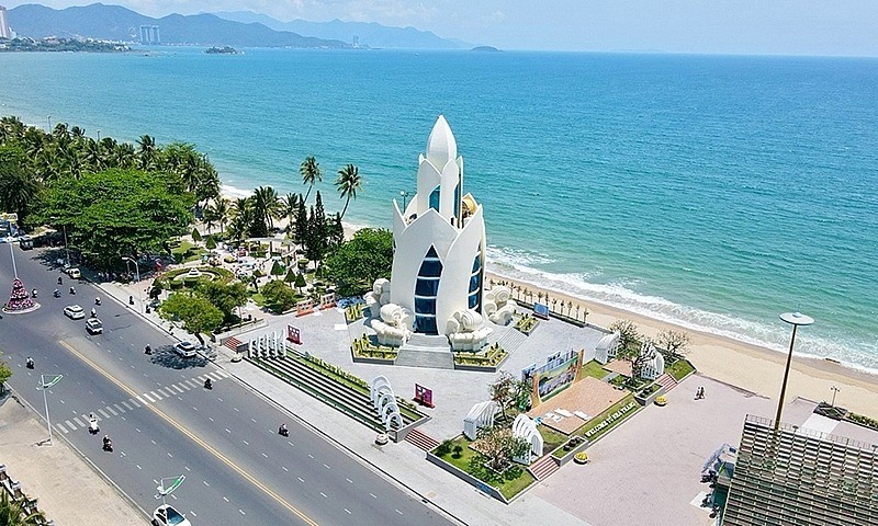 Du lịch Nha Trang thu hút du khách bởi cảnh đẹp biển đảo thơ mộng, như tranh vẽ 