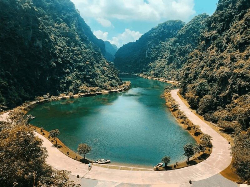 Tuyệt tình cốc - Tọa lạc tại xã Trường Yên, huyện Hoa Lư, tỉnh Ninh Bình