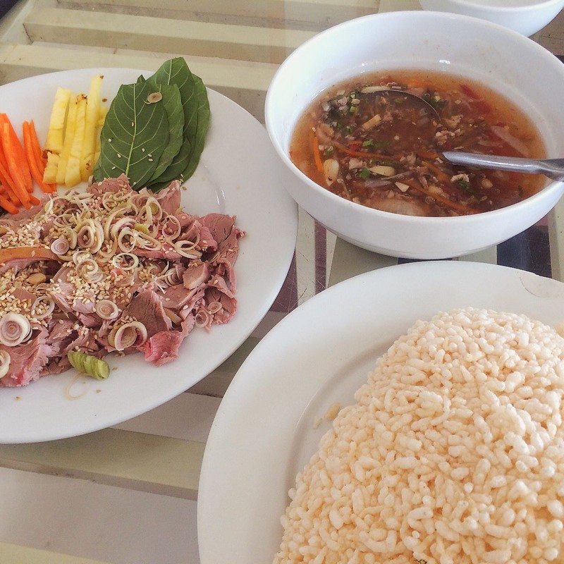 Thịt dê cơm cháy đã luôn là một trong những moán ăn gây nhớ thương của vùng đất cố đô Ninh Bình