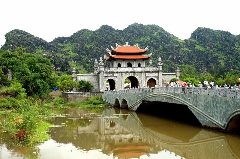 Cố đô Hoa Lư (chữ Hán: 華閭) là kinh đô của Việt Nam trong giai đoạn 968-1010.