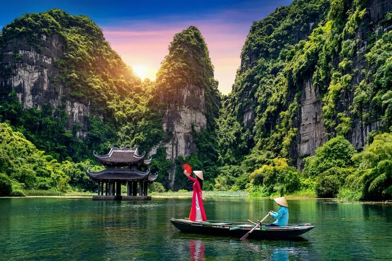 Quần thể danh thắng Tràng An là một vùng du lịch tổng hợp gồm các di sản văn hóa và thiên nhiên được UNESCO công nhận ở Ninh Bình