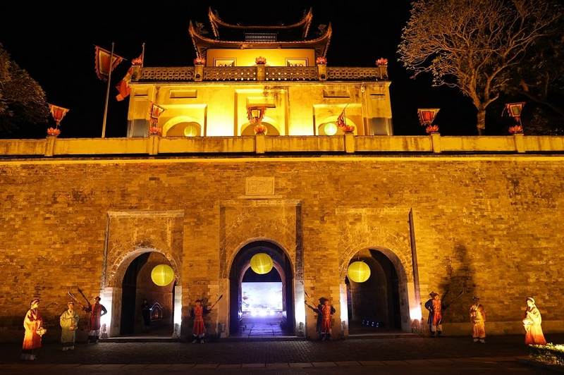 Hình ảnh Hoàng thành Thăng Long lung linh trong tour tham quan đêm 
