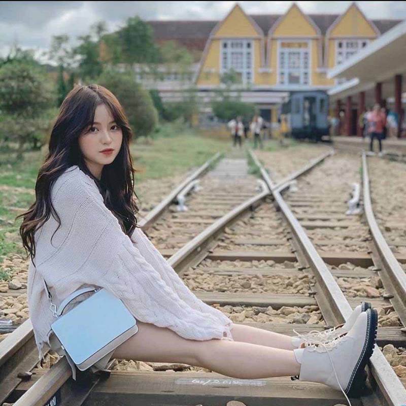 Đường ray của ga Đà Lạt cũng là địa điểm check in được nhiều bạn trẻ yêu thích.