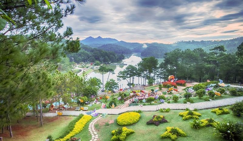 Thung Lũng Tình Yêu nằm giữa những ngọn đồi thông của Đà Lạt