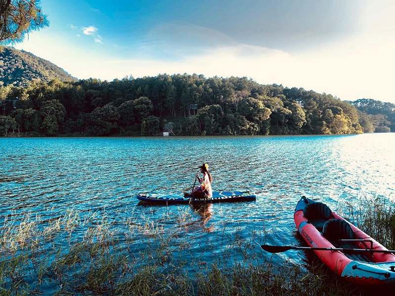 Chèo sup hồ Tuyền Lâm là trải nghiệm thú vị nhưng cần dưới sự giám sát và đi theo tour để bảo đảm an toàn.