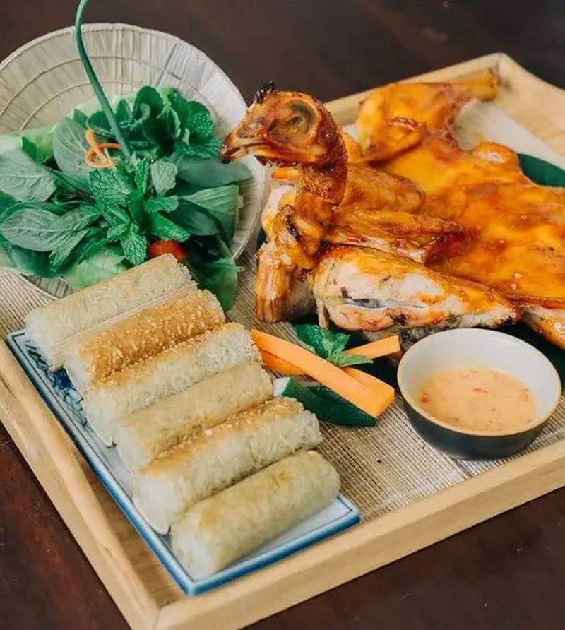 Thưởng thức món cơm lam gà quay đặc sản. @internet