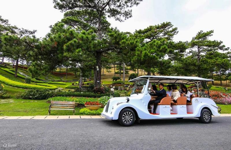 Vé Thung lũng Tình Yêu có nhiều mức giá và đều bao gồm dịch vụ xe điện vận chuyển để tham quan khu du lịch (Nguồn: Internet)