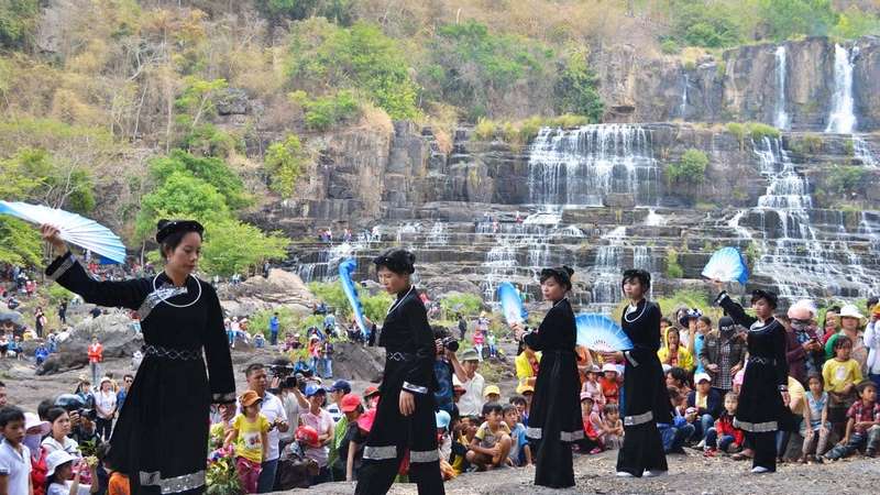 khách dự lễ hội thác Pongour