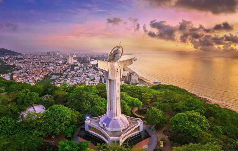Tượng Chúa Kitô Vua (hoặc Tượng Đức Chúa dang tay, Tượng Chúa Kitô trên đỉnh Núi Tao Phùng)