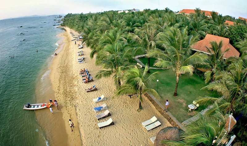 Bãi Sau hay còn gọi là bãi Thùy Vân được trải dài từ chân Núi Nhỏ đến Cửa lấp