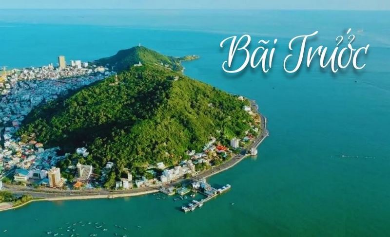 Bãi Trước hay còn được gọi với tên Bãi Tầm Dương, với vị trí nằm giữa Núi Lớn và Núi Nhỏ