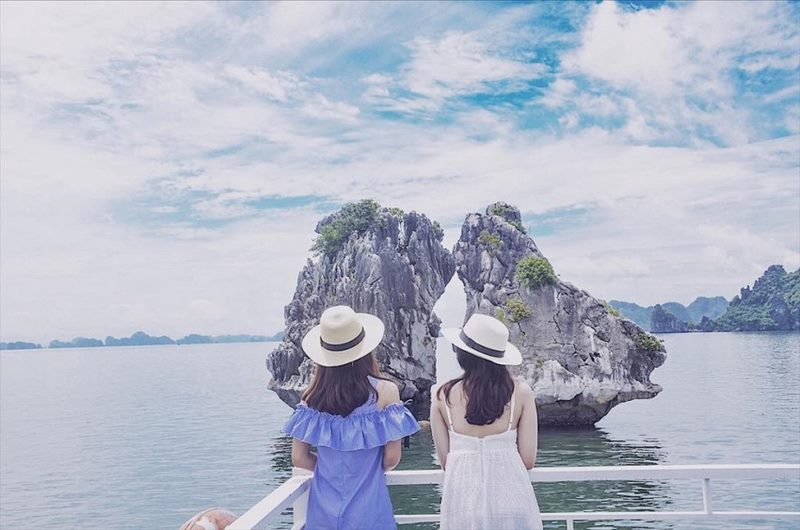 Hòn Trống Mái có vị trí gần hòn Đỉnh Hương, nằm phía Tây Nam của vịnh Hạ Long (Ảnh: Sưu tầm)