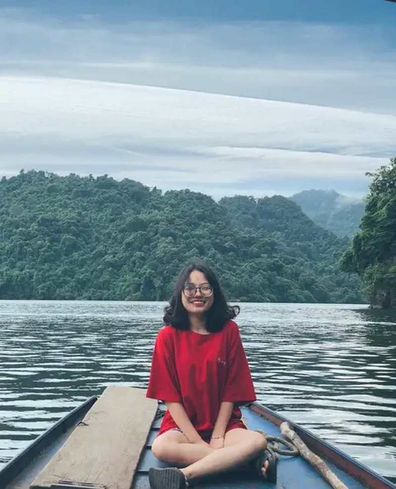 Thuyền du lịch đưa khách đi từ Hồ Ba Bể đến thác. 