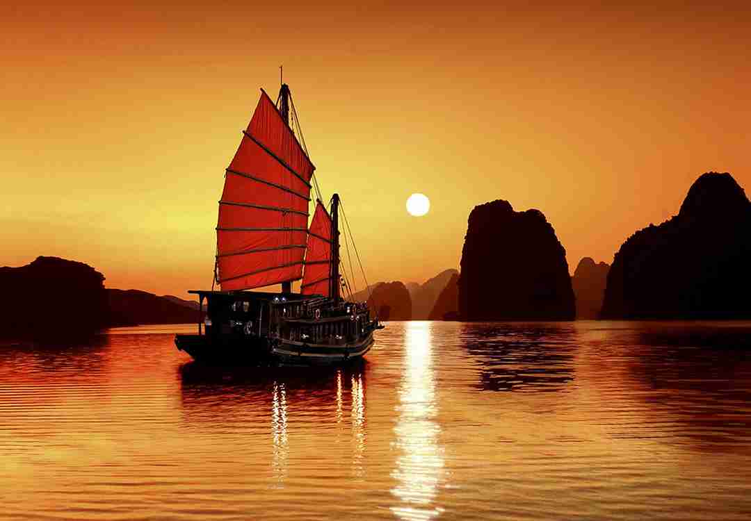 Vịnh Hạ Long và cảnh hoàng hôn nên thơ