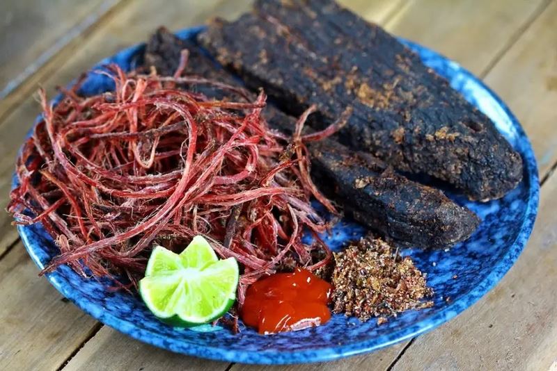 Thịt trâu gác bếp Tà Xùa – dai ngon, thơm khói, đặc sản không thể bỏ qua.