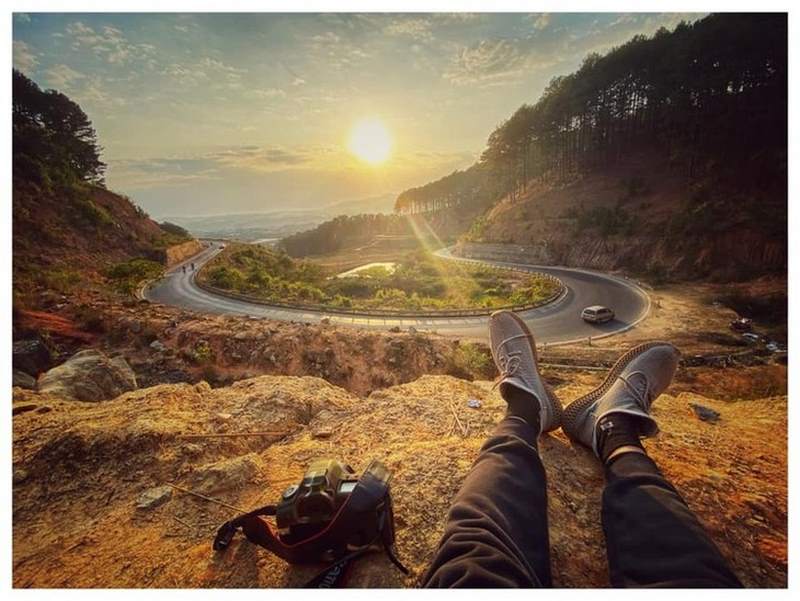 Khung cảnh hùng vĩ của đèo Tà Nung với cảnh quan tuyệt đẹp của khu rừng thông và dãy núi xa xăm trong tầm nhìn (Ảnh: Sưu tầm)