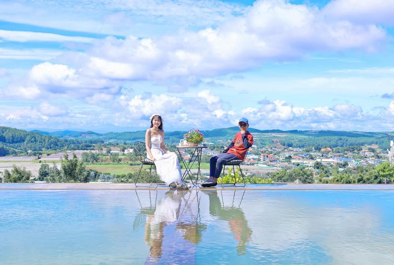 Check in lãng mạn của du khách ở hồ vô cực