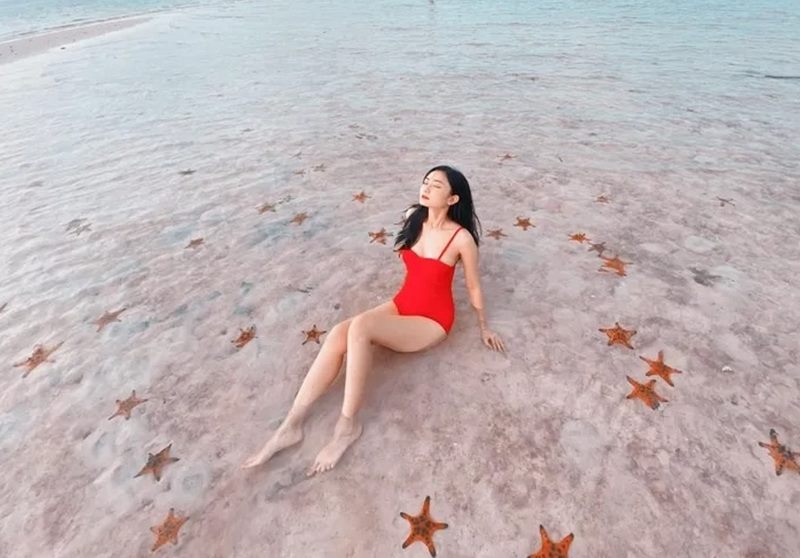 Thoả sức đắm mình trong làn nước trong veo tại bãi biển Rạch Tràm
