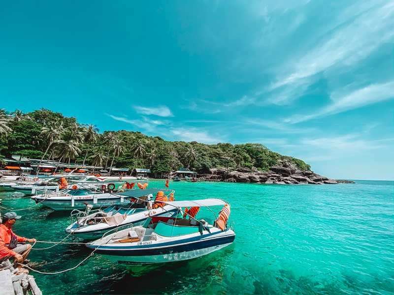 Tại cảng biển An Thới, các đoàn thuyền tấp nập ra vào đã trở thành hình ảnh quen thuộc 