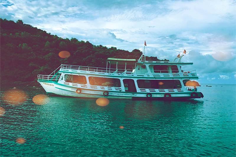 So với cáp treo, di chuyển bằng tàu thuyền sẽ giúp du khách tiết kiệm chi phí hơn