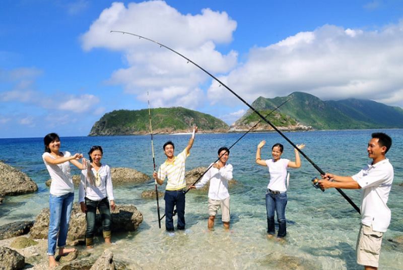 Nhiều du khách trong nước và quốc tế hào hứng khi được trổ tài câu cá trên đảo