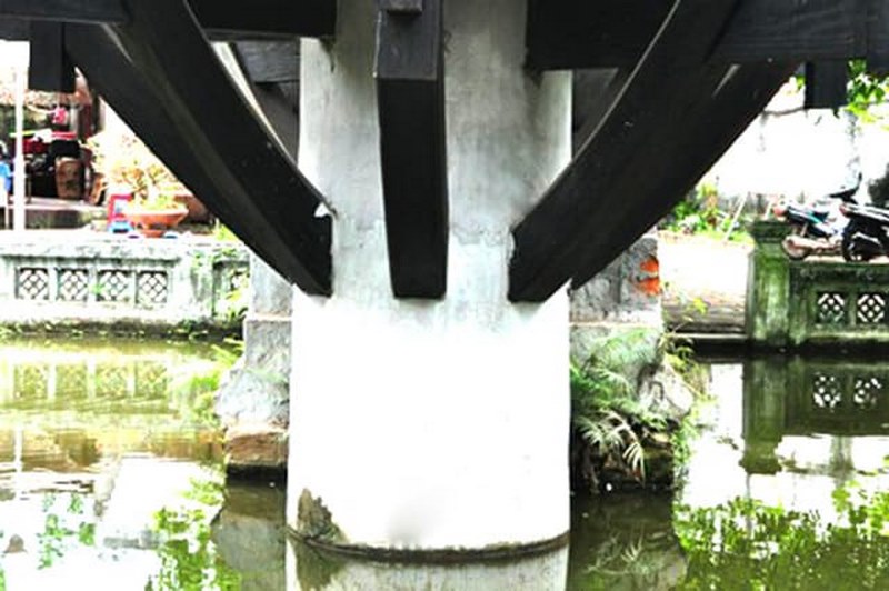 Cột đá Chùa Một Cột - "Bộ chân" vững chãi