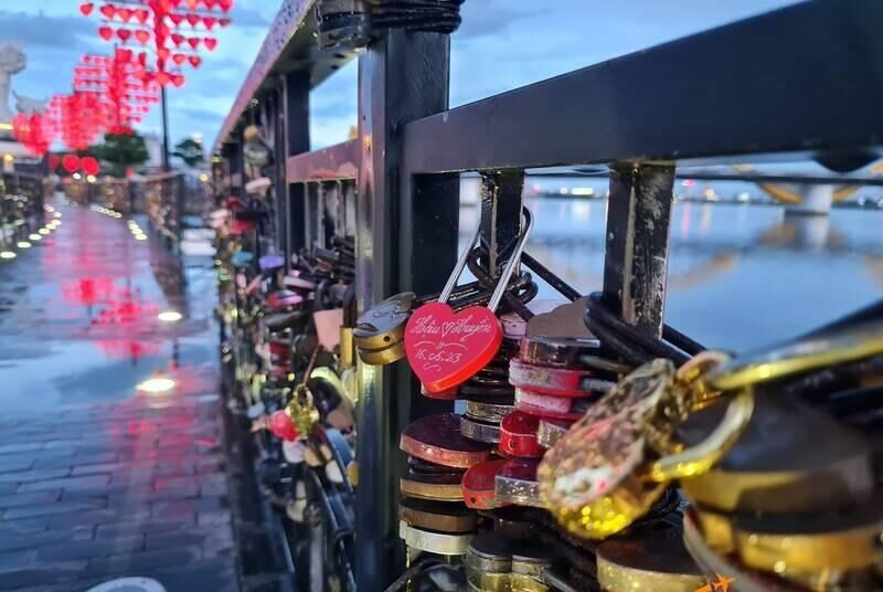 Hàng ngàn chiếc khóa khác nhau đã được các cập đôi khóa tại đây