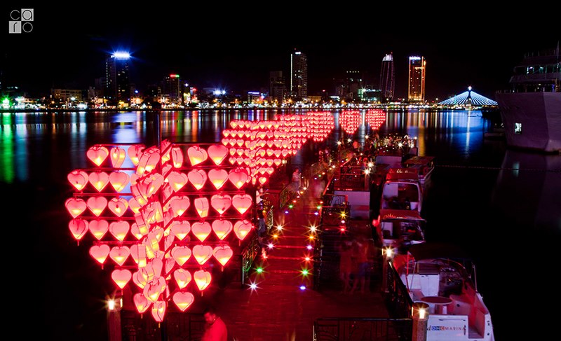 Những trái tim đỏ rực vào buổi tối