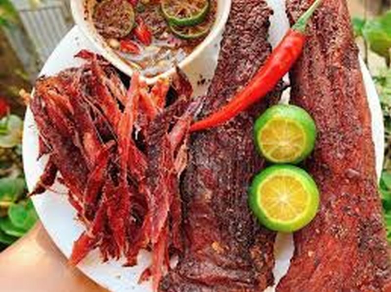 Thịt trâu gác bếp tại bản Pác Ngòi.