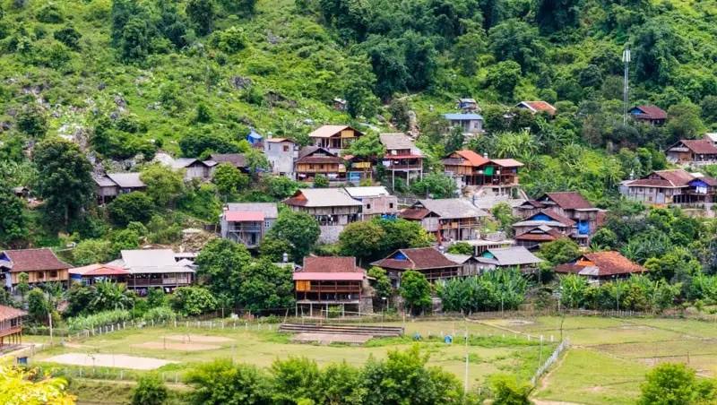 Ngôi làng Pác Ngòi tựa lưng vào rừng núi bao la.