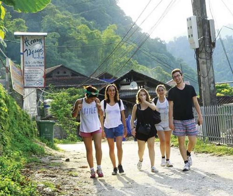 Bản Pác Ngòi yên bình giữ chân du khách.