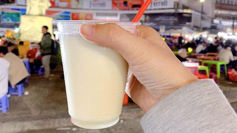 Thưởng thức ly sữa nóng hổi tại chợ đêm.