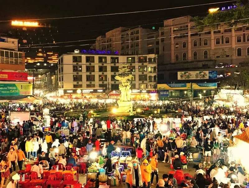 Khu chợ trở nên sôi động nhất từ 7 giờ tối.