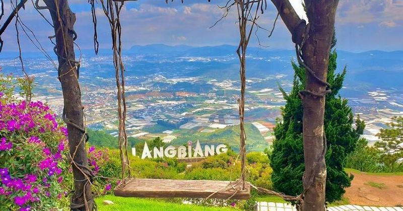 Toàn cảnh Đà Lạt thơ mộng và hồ Suối Vàng từ đỉnh Langbiang.