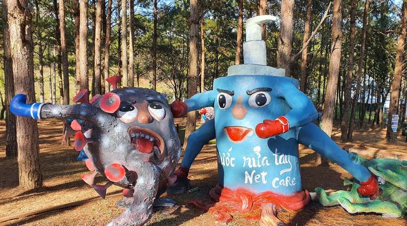Những bức tượng kỳ lạ trong Công viên Covid-19 có một không hai ở Đà Lạt