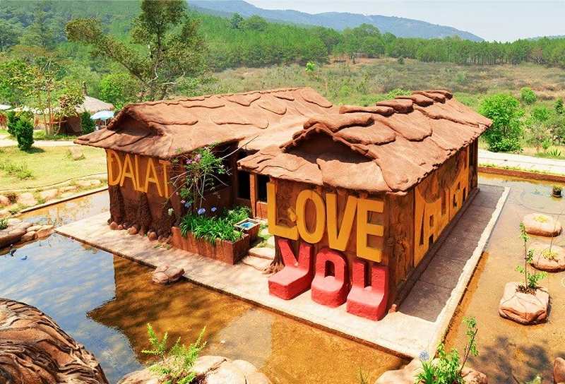 Ngôi nhà thứ hai cũng là ngôi nhà đất đỏ bazan không nung, độc đáo về lối kiến trúc.