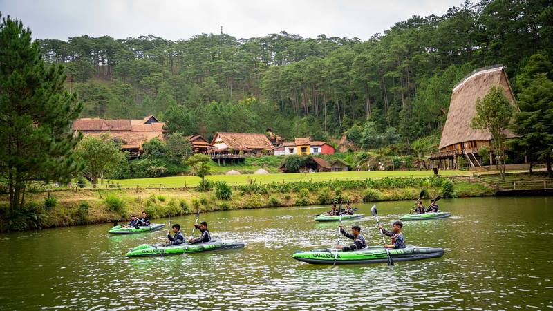 Chèo bè vãng cảnh và đắm mình vào không gian lãng mạn giữa mặt hồ