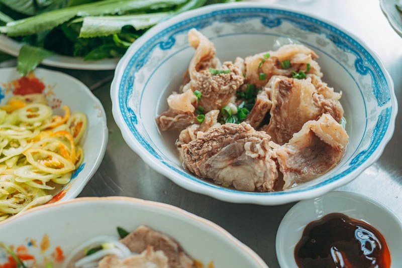 Tô bún bò nóng hổi với rau sống
