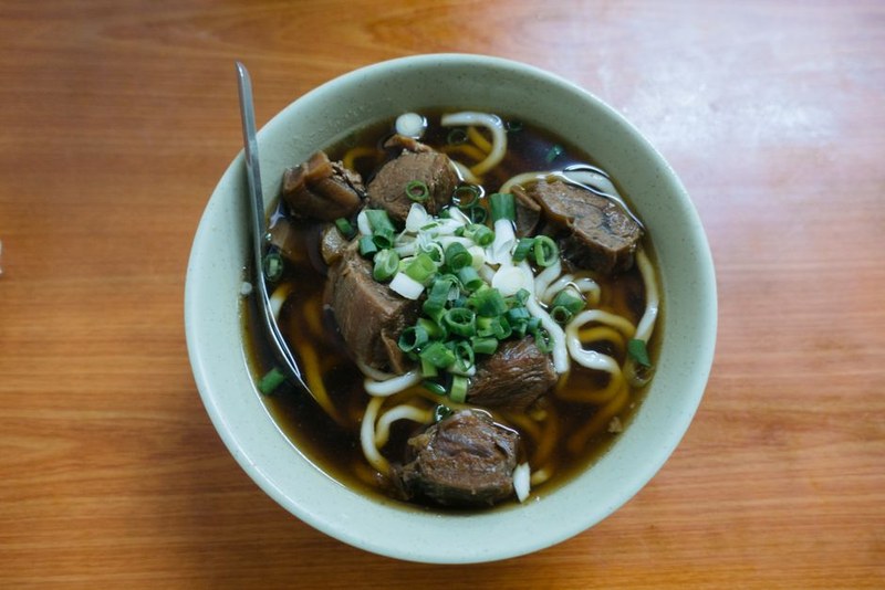 Bàn ăn với nhiều tô bún bò