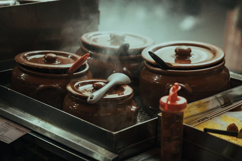 Nồi nước dùng đang bốc hơi