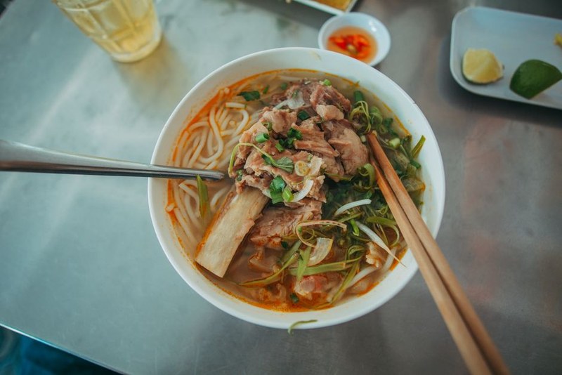 Tô bún bò với chân giò và chả