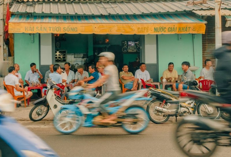 Quán ăn bình dân đông khách buổi sáng