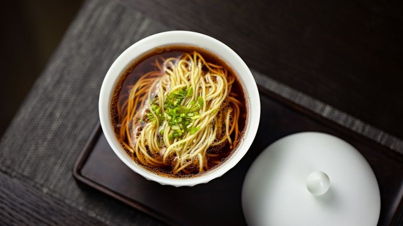 Người ăn tối với tô bún bò bốc khói