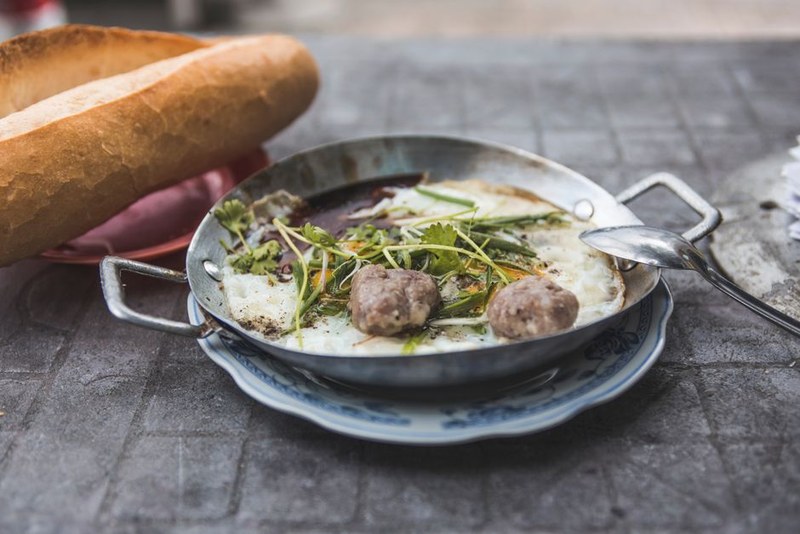 Bánh mì giòn ăn kèm chén xíu mại