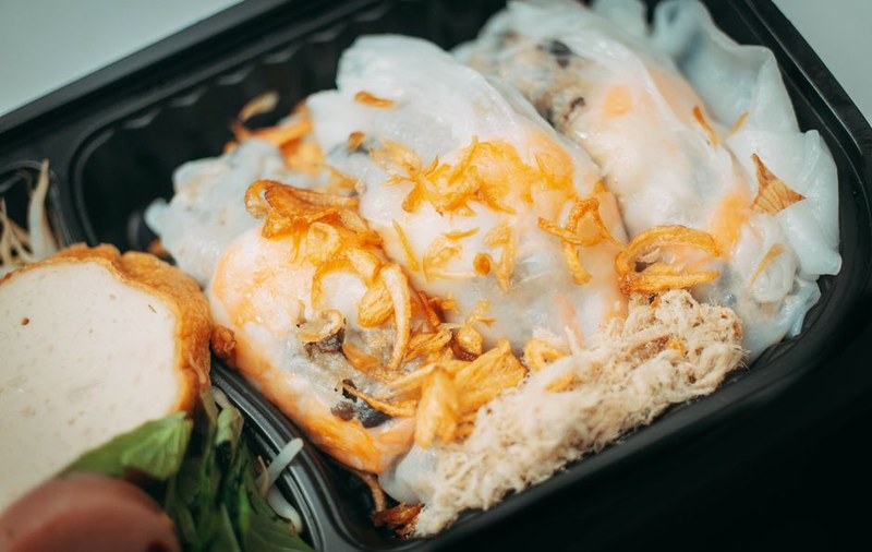 Đĩa bánh ướt lòng gà với rau thơm
