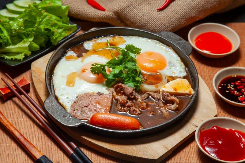 Chảo bánh mì ốp la với xúc xích và pate